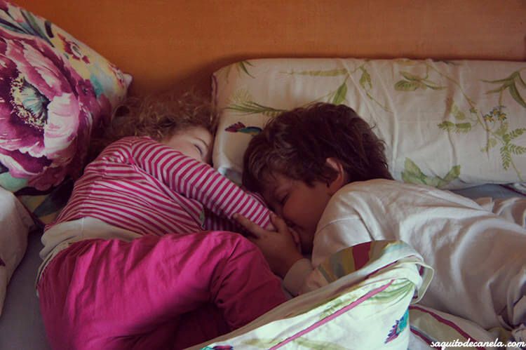 Dormir con los niños en la misma cama